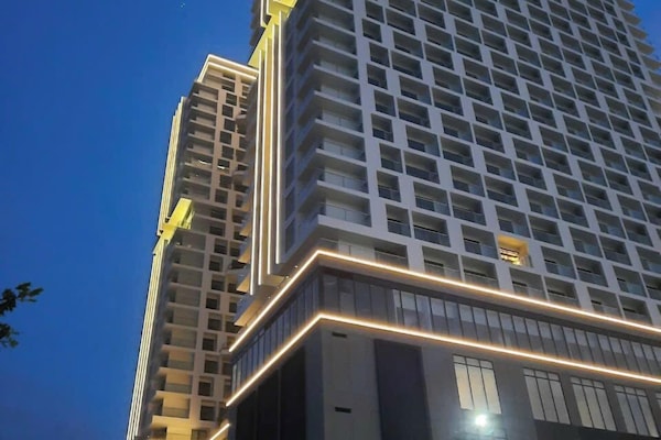 Blackout drapes, soundproofing, free WiFi, bed sheets