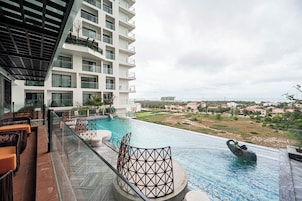 Blackout drapes, soundproofing, free WiFi, bed sheets