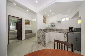 Kjøleskap, kokeplater, kaffetrakter/tekoker og spisebord