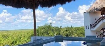 Coastal Serenity: Jungle View and VIP Jacuzzi