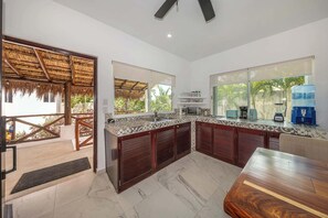 Geladeira, cooktop, cafeteira/chaleira, mesas de jantar