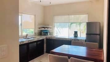 Kühlschrank, Herdplatte, Wasserkocher mit Kaffee-/Teezubehör, Esstisch