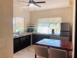 Kühlschrank, Herdplatte, Wasserkocher mit Kaffee-/Teezubehör, Esstisch