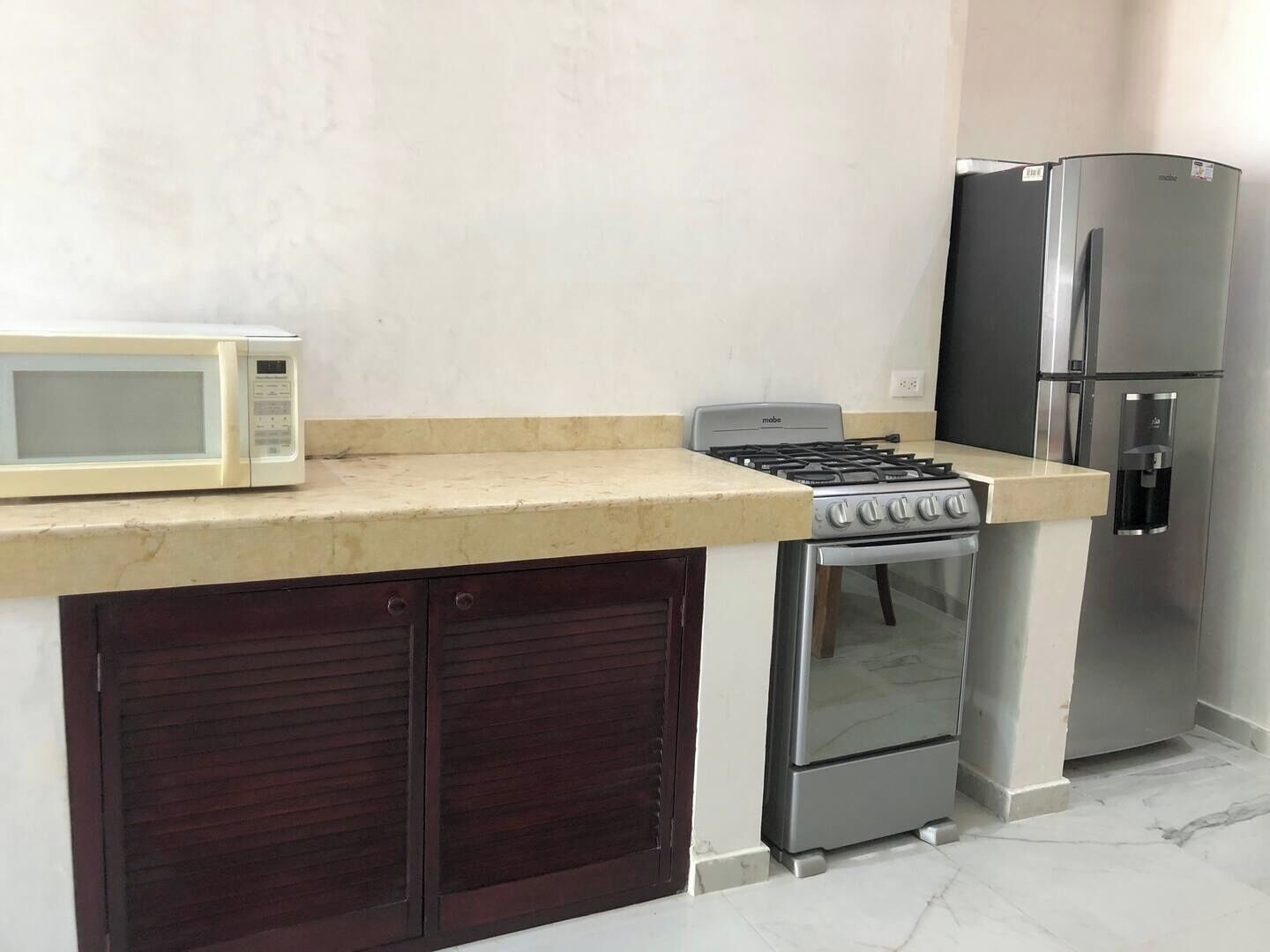 Kühlschrank, Herdplatte, Wasserkocher mit Kaffee-/Teezubehör, Esstisch