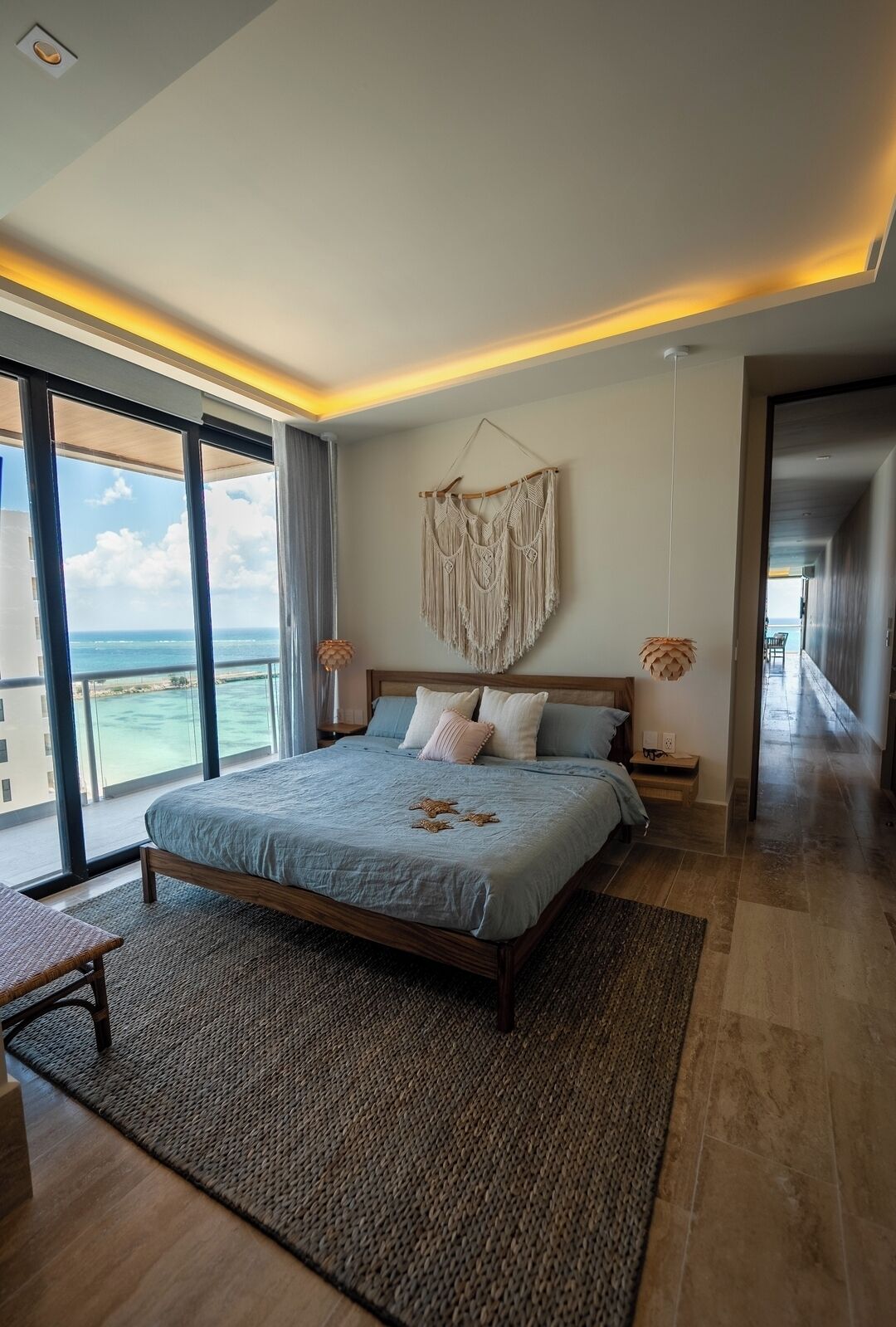 Een strijkplank/strijkijzer, wifi, beddengoed