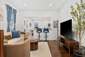 Smart TV, foosball, books - Top Home in Somerville, Walk to T, Free Parking, King Beds, Games (Somerville)