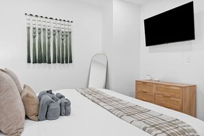 Desk, iron/ironing board, travel crib, free WiFi - Top Home in Somerville, Walk to T, Free Parking, King Beds, Games (Somerville)