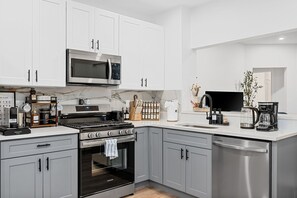Geladeira, micro-ondas, fogão, cooktop