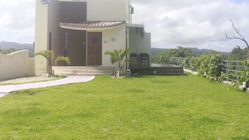 Vista frontal de la propiedad