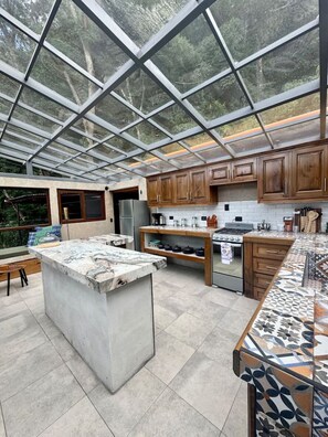 Een koelkast, een microgolfoven, een oven, een kookplaat