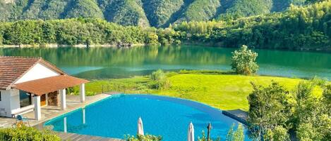 Una piscina al aire libre