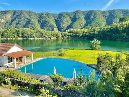 Outdoor pool. Cipo Qiandaohu Lake Holiday Homestay