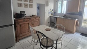 Private kitchen - Comfortable house near thermal baths and downtown (ROCHEFORT)