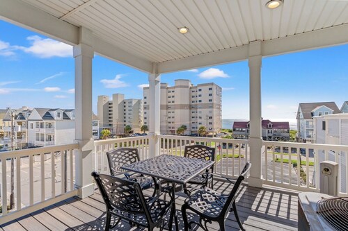 Sleeps 44! Walk to Beach • Private Pool • BBQ