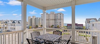 Sleeps 44! Walk to Beach • Private Pool • BBQ