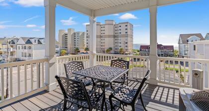 Sleeps 44! Walk to Beach • Private Pool • BBQ