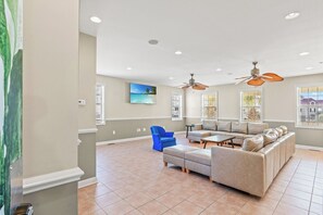 TV - Sleeps 44! Walk to Beach • Private Pool • BBQ (North Myrtle Beach)