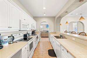 Fridge, microwave, stovetop, dishwasher - Ocean View • Shared Pool • BBQ grill (North Myrtle Beach)