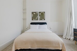 Iron/ironing board, WiFi, bed sheets - Blueground | Holland Park, terrace, nr Holland Park (London)