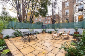 Outdoor dining - Blueground | Holland Park, terrace, nr Holland Park (London)