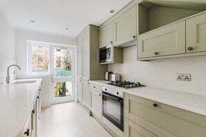 Fridge, microwave, oven, dishwasher - Blueground | Holland Park, terrace, nr Holland Park (London)