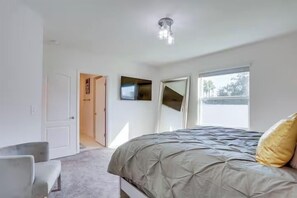 4 bedrooms, iron/ironing board, travel cot, free WiFi - Heated Pool • Near Beach • Outdoor Dining + Gazebo (Port St. Lucie)
