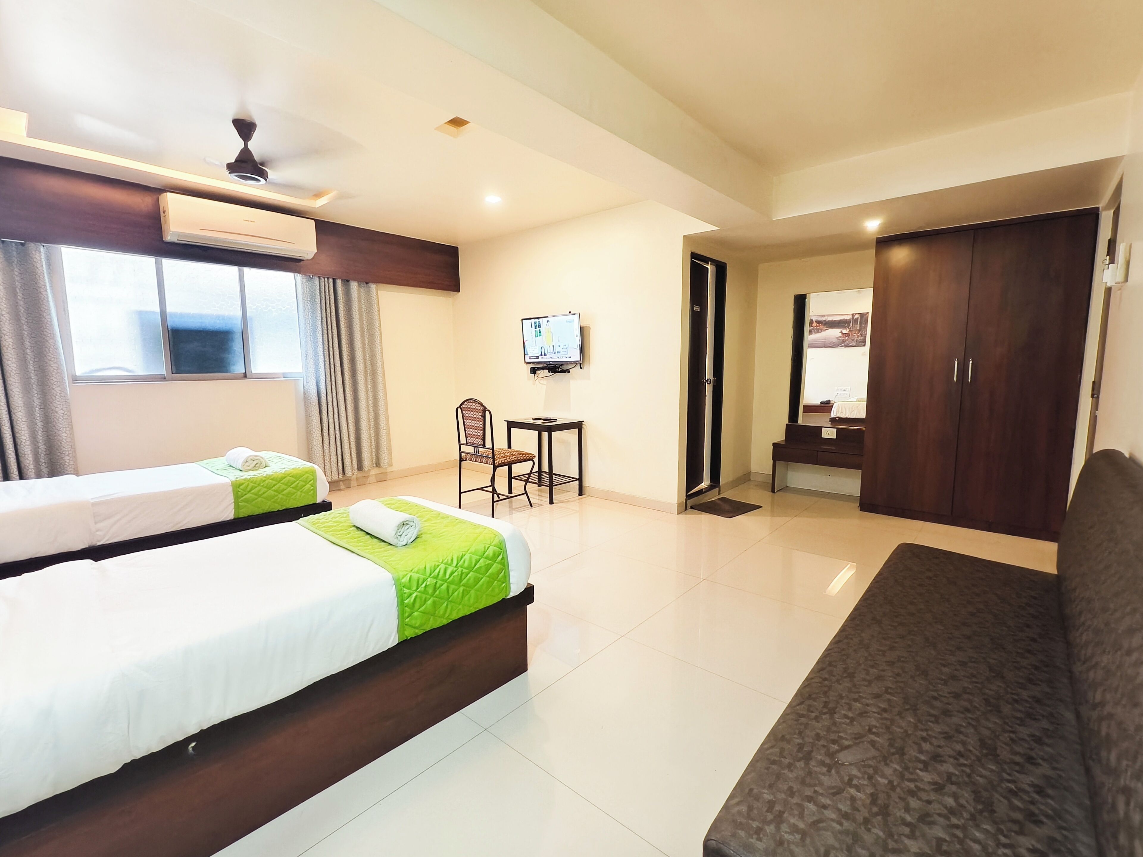 Deluxe Double or Twin Room | In-room safe, desk, laptop workspace