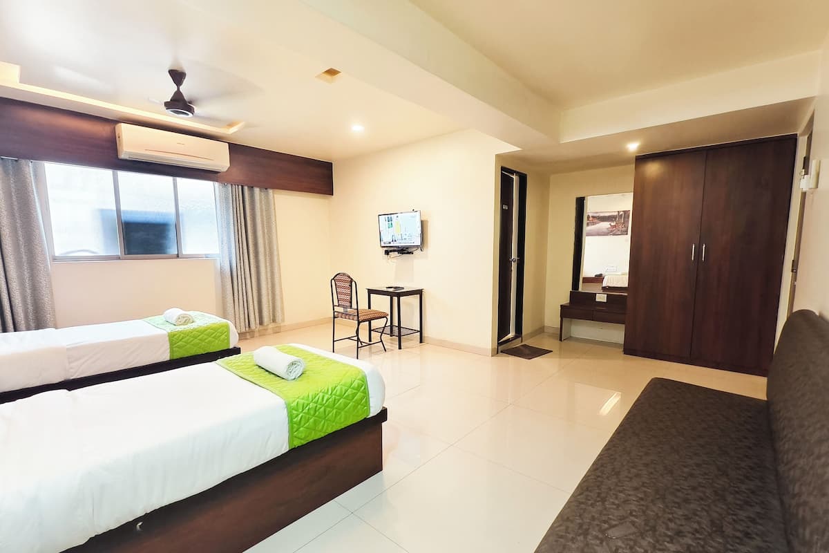 Deluxe Double or Twin Room | In-room safe, desk, laptop workspace