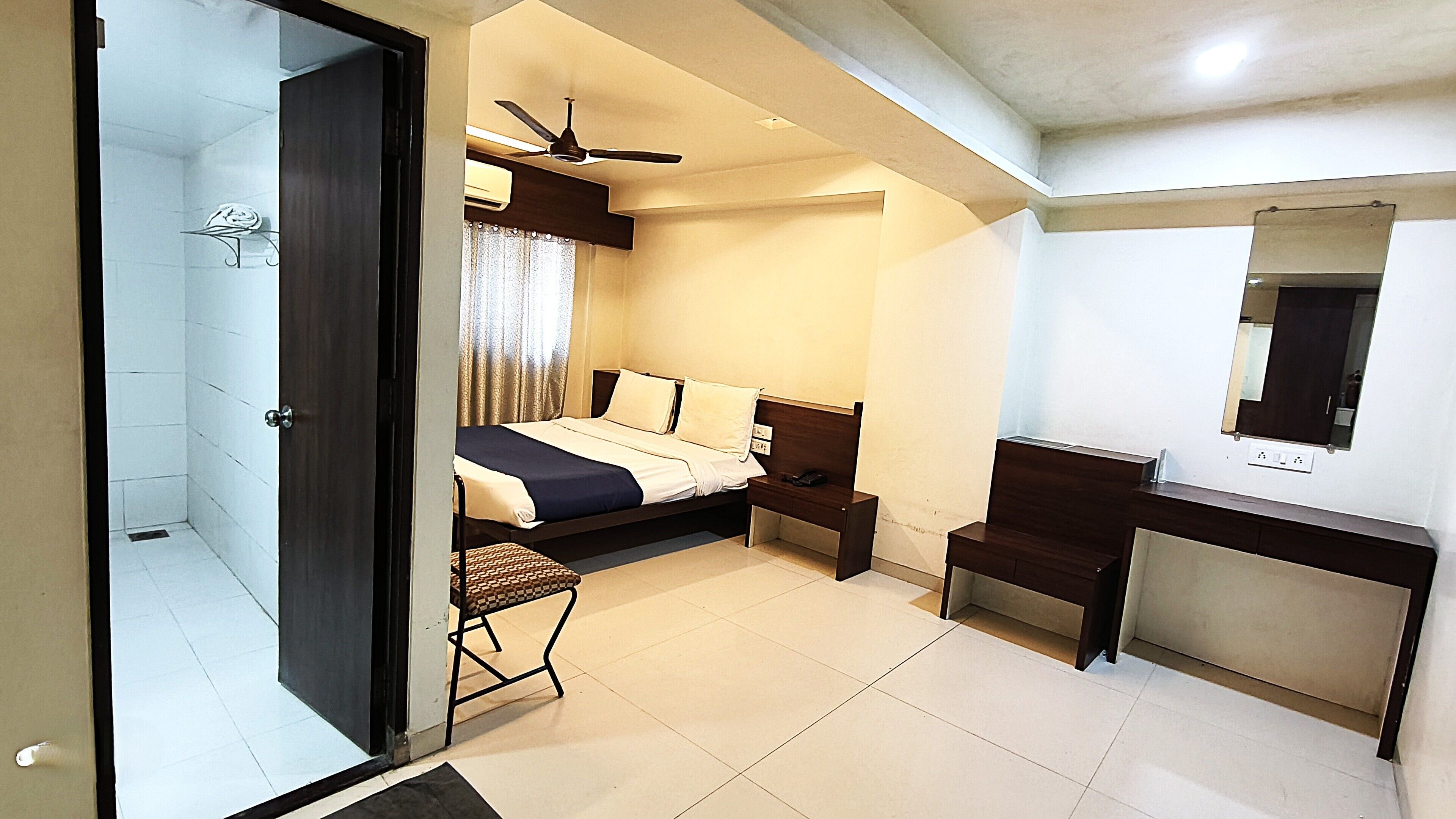 Kahden hengen deluxe-huone (yksi tai kaksi sänkyä) | Tallelokero huoneessa, työpöytä