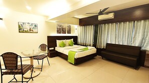 Caja de seguridad en la habitación y escritorio 