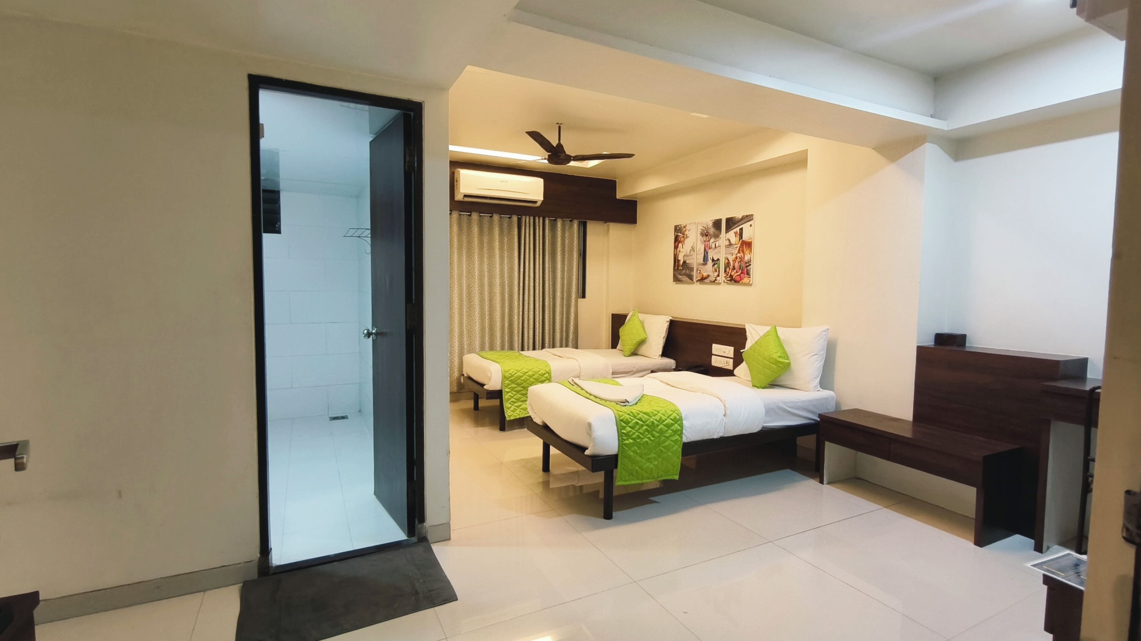 Deluxe Double or Twin Room | In-room safe, desk, laptop workspace