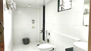 Deluxe Double or Twin Room | Bathroom | Shower, towels, soap, shampoo