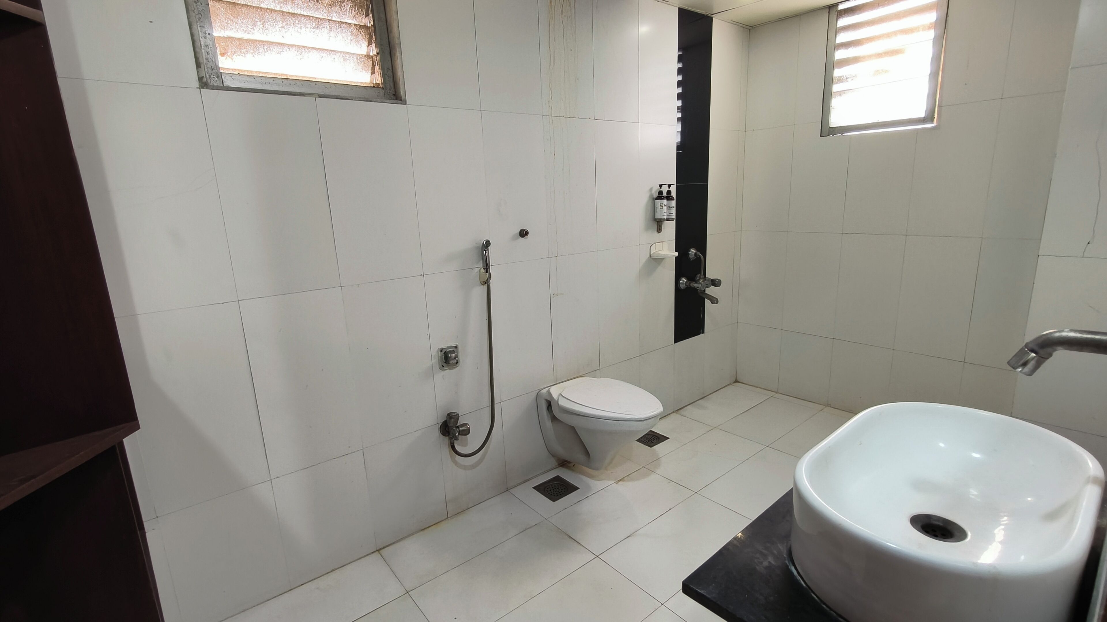 Deluxe Double or Twin Room | Bathroom | Shower, towels, soap, shampoo