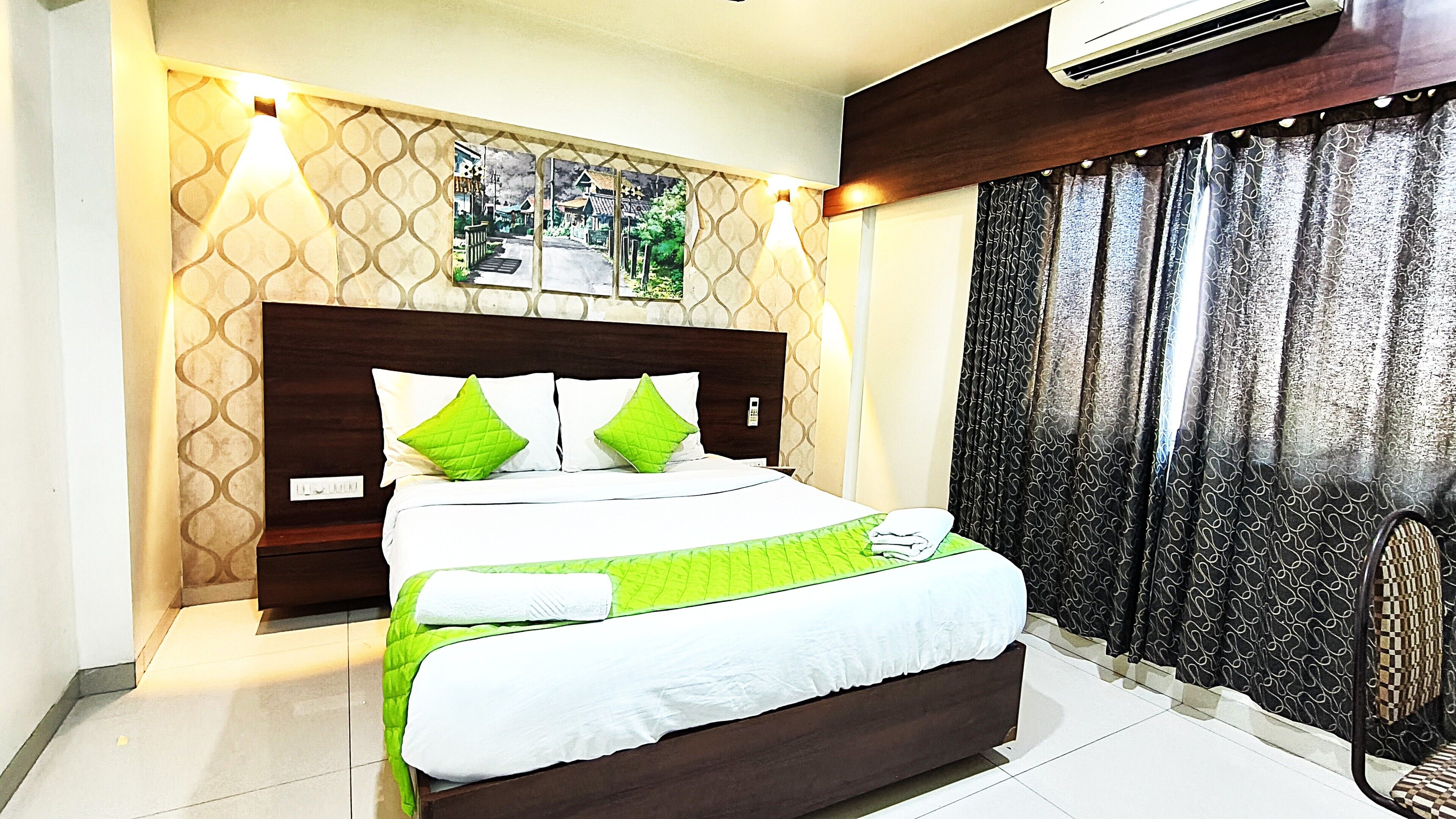 Deluxe Double Room | In-room safe, desk, laptop workspace