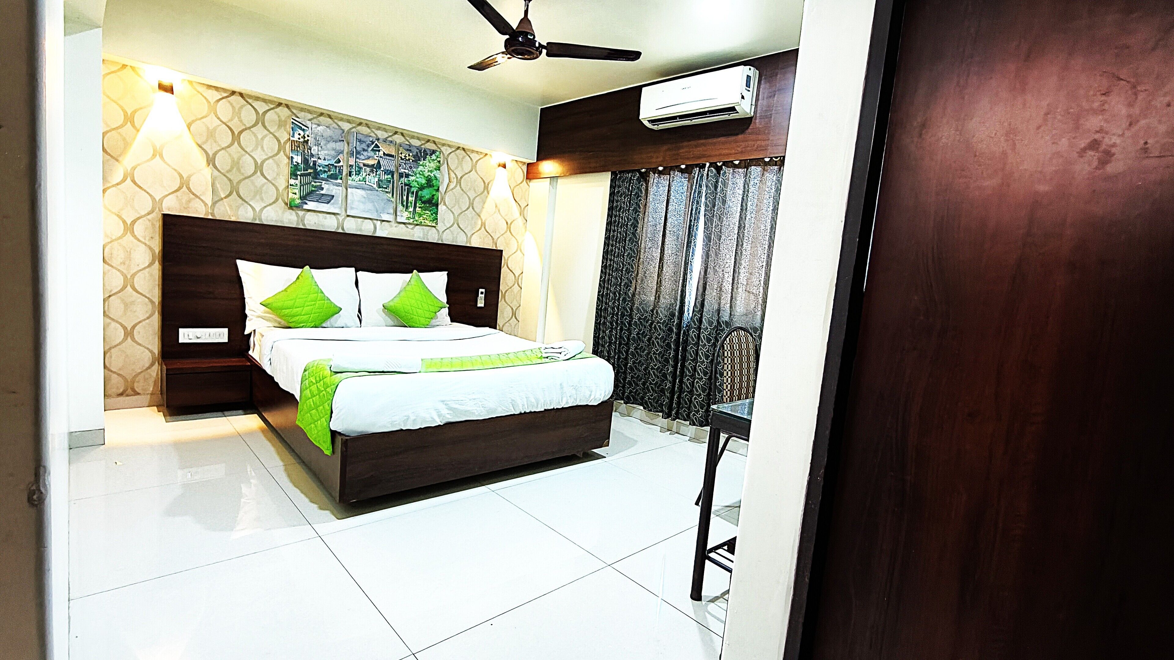 ห้องดีลักซ์ดับเบิล | ตู้นิรภัยในห้องพัก, โต๊ะทำงาน, พื้นที่ทำงานแบบใช้แล็ปท็อป