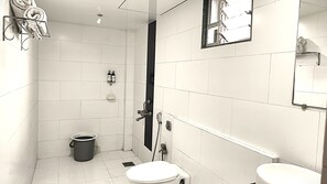 Economy Double Room | Bathroom | Shower, towels, soap, shampoo - Hotel Express Mindspace Airoli (Navi Mumbai)