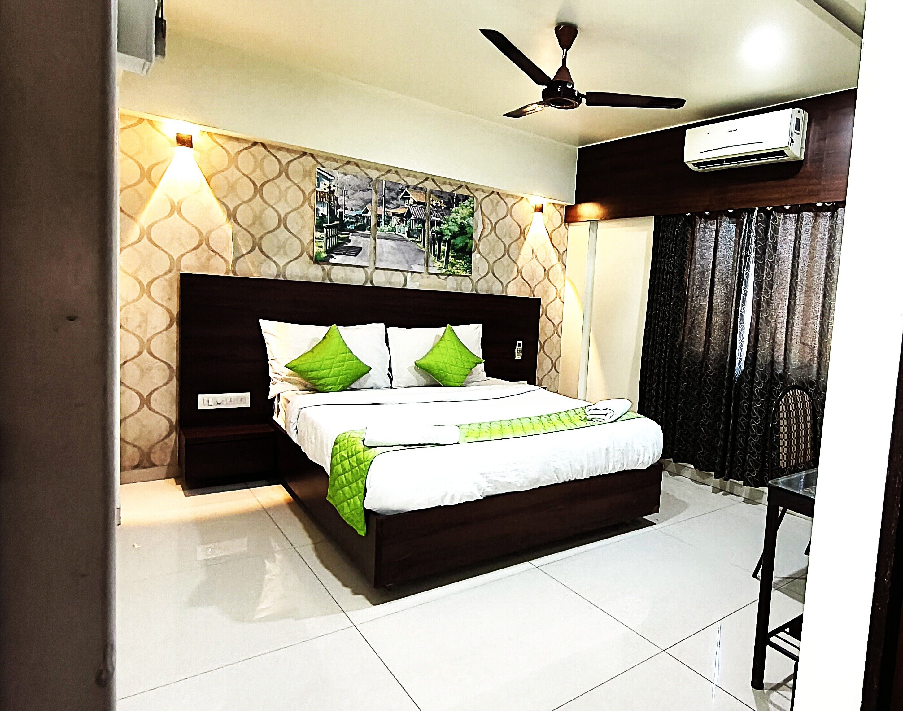 Quarto casal luxo | Cofres nos quartos, escrivaninha, espaço de trabalho para notebook