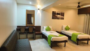 ห้องดีลักซ์ดับเบิลหรือทวิน | ตู้นิรภัยในห้องพัก, โต๊ะทำงาน, พื้นที่ทำงานแบบใช้แล็ปท็อป