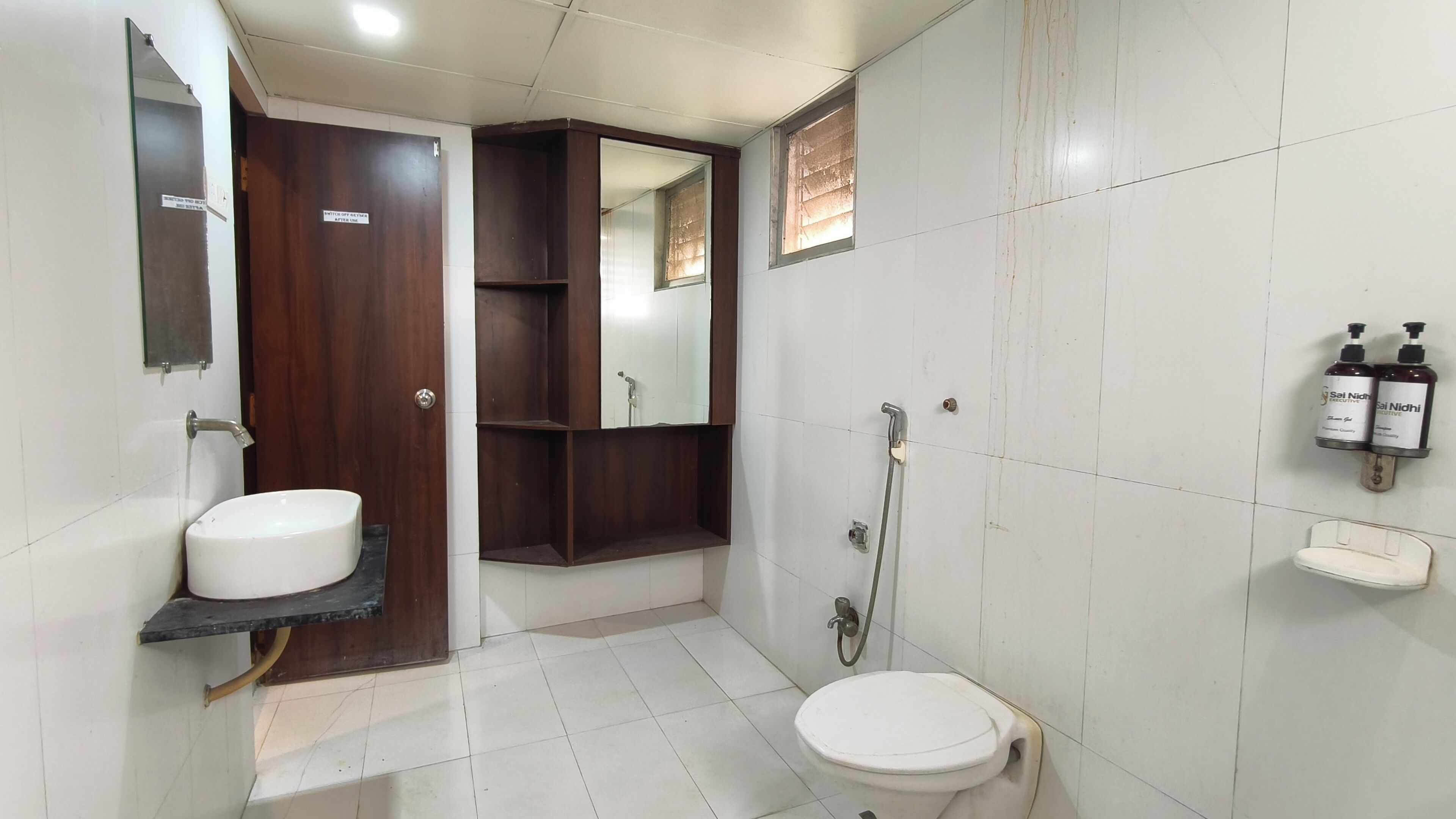 Ducha, toallas, jabón, shampoo