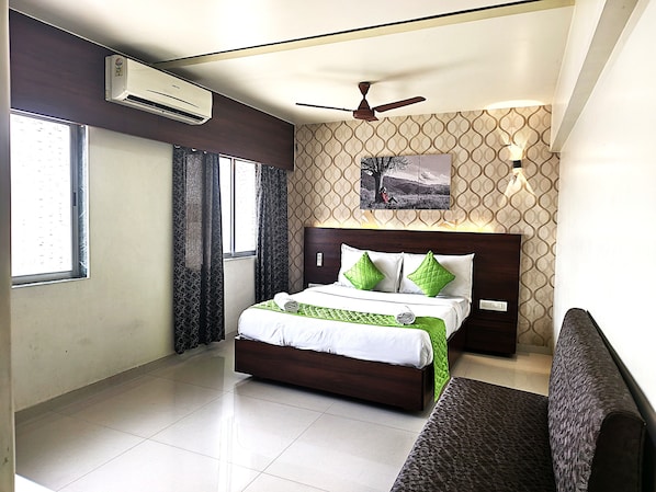 Deluxe Double Room | In-room safe, desk, laptop workspace - Hotel Express Airoli (Navi Mumbai)