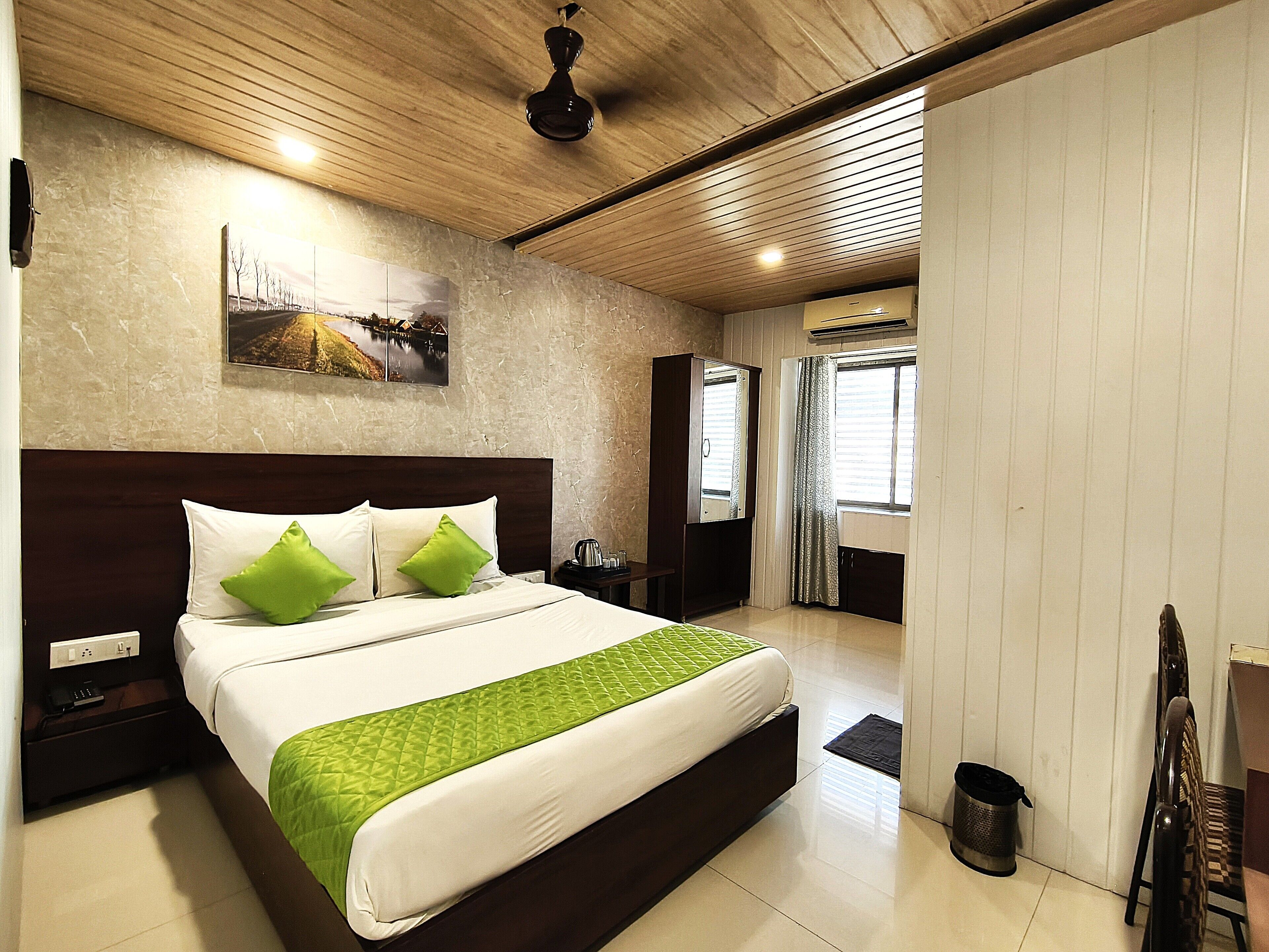 Deluxe Double Room | In-room safe, desk, laptop workspace