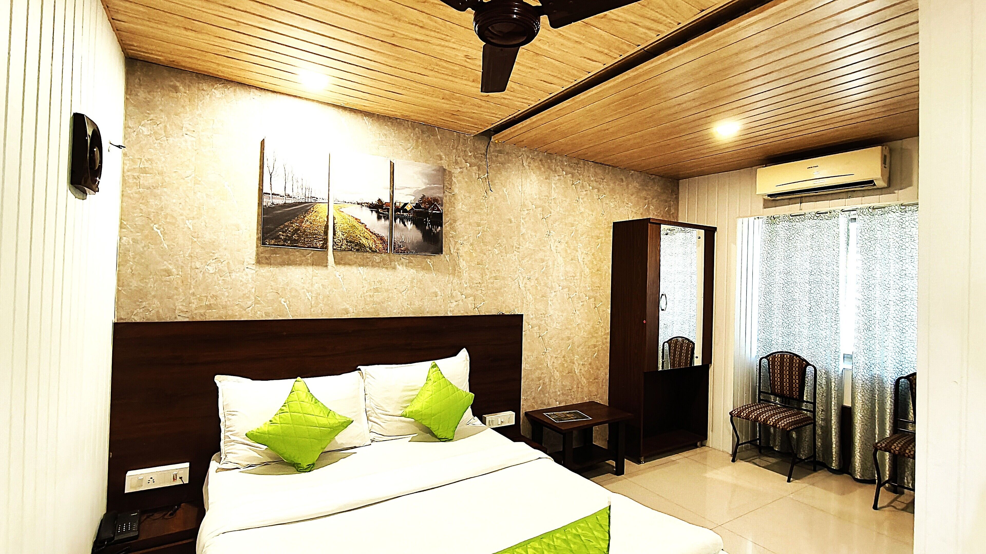 Deluxe Room | In-room safe, desk, laptop workspace