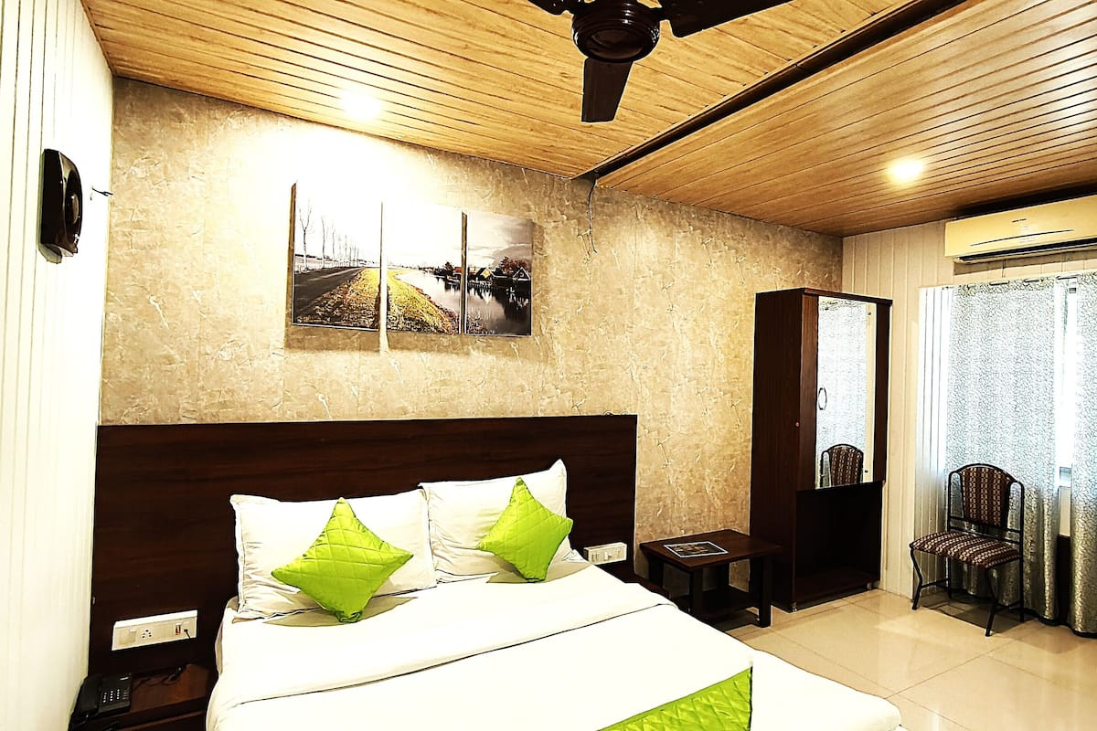 Deluxe Room | In-room safe, desk, laptop workspace