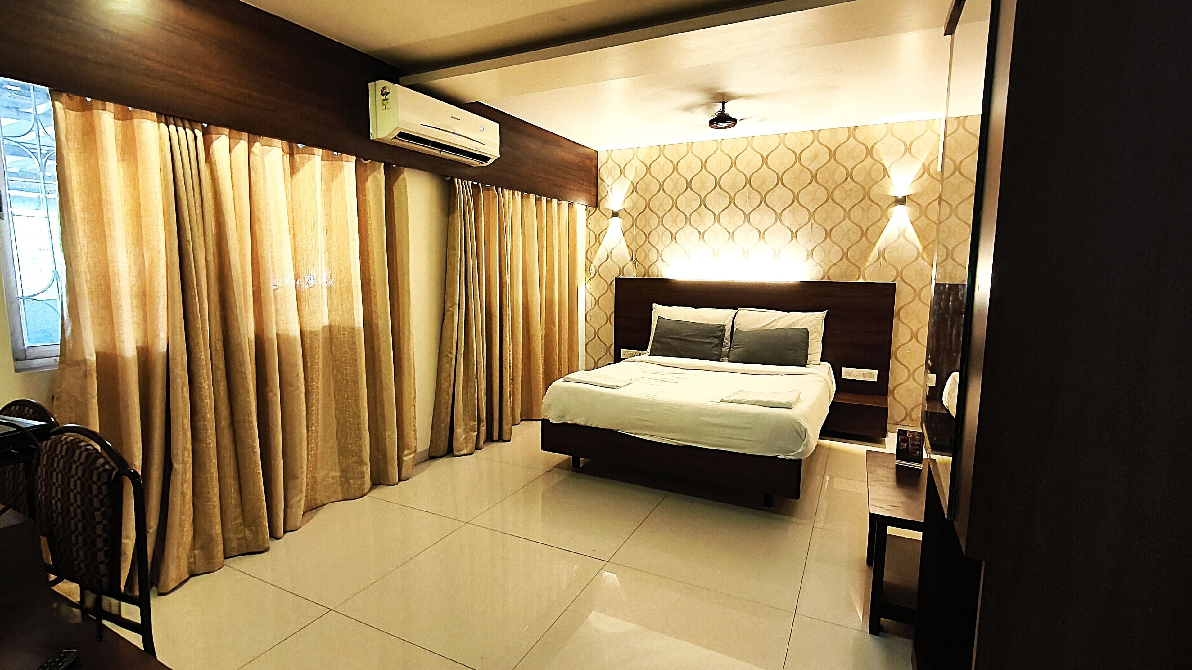 Caja de seguridad en la habitación y escritorio 