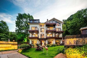 Villa ejecutiva, balcón, vista a la colina | Vista frontal de la propiedad