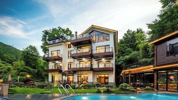 Executive Villa, Balcony, Hill View | Bathroom | Free toiletries, hair dryer, bathrobes, towels