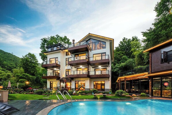 Executive Villa, Balcony, Hill View | Bathroom