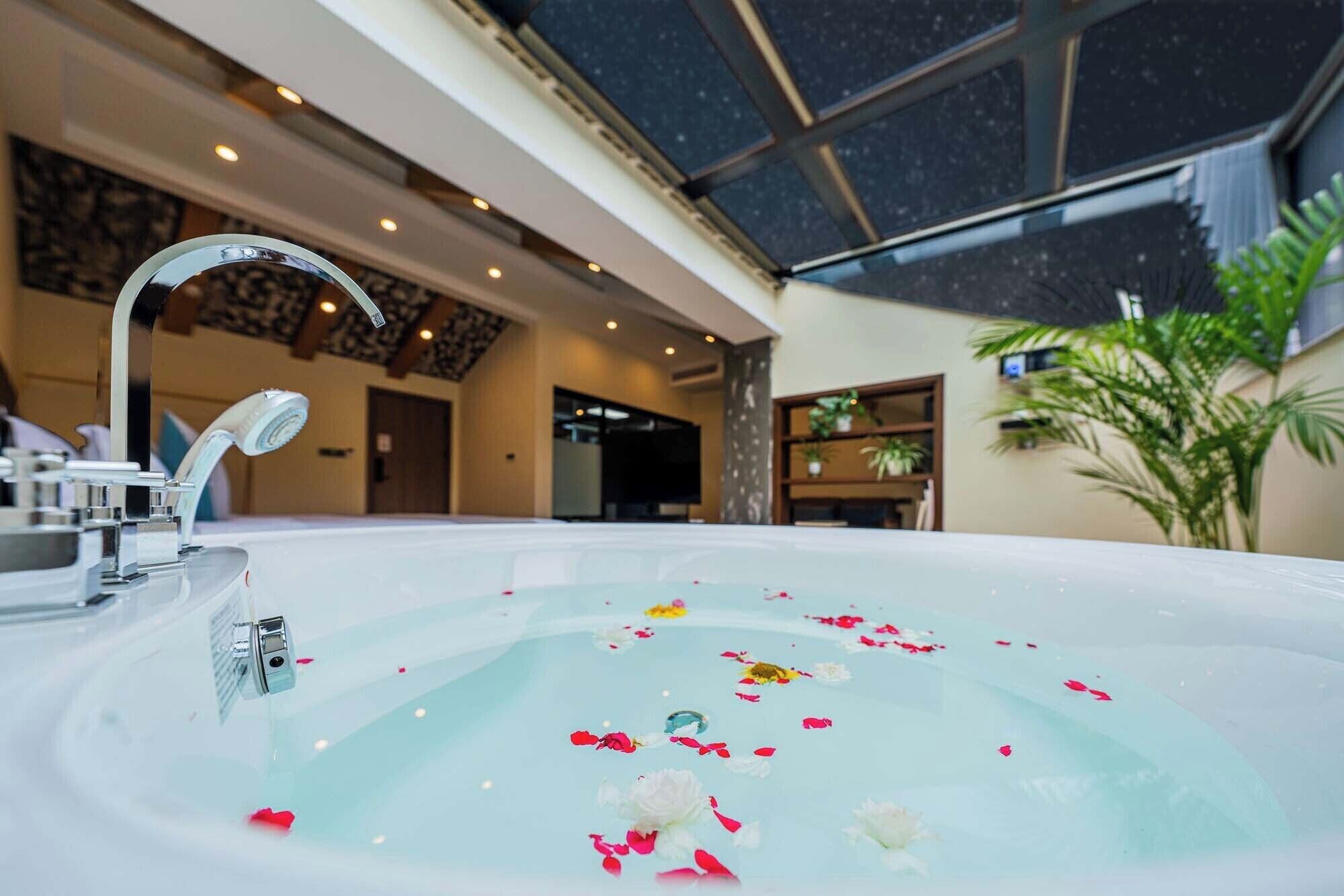 Senior Suite, Balcony, Hill View | Bathroom | Free toiletries, hair dryer, bathrobes, towels