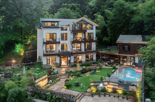 Executive-Villa, Balkon, Hügelblick | Fassade der Unterkunft