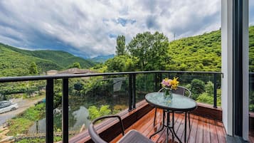 Quarto duplo tradicional, sacada, vista para a colina | Vista do quarto